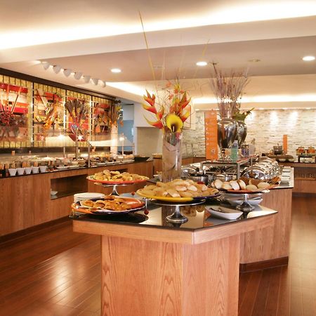 Отель Barcelo Гвадалахара Ресторан фото The buffet at the restaurant