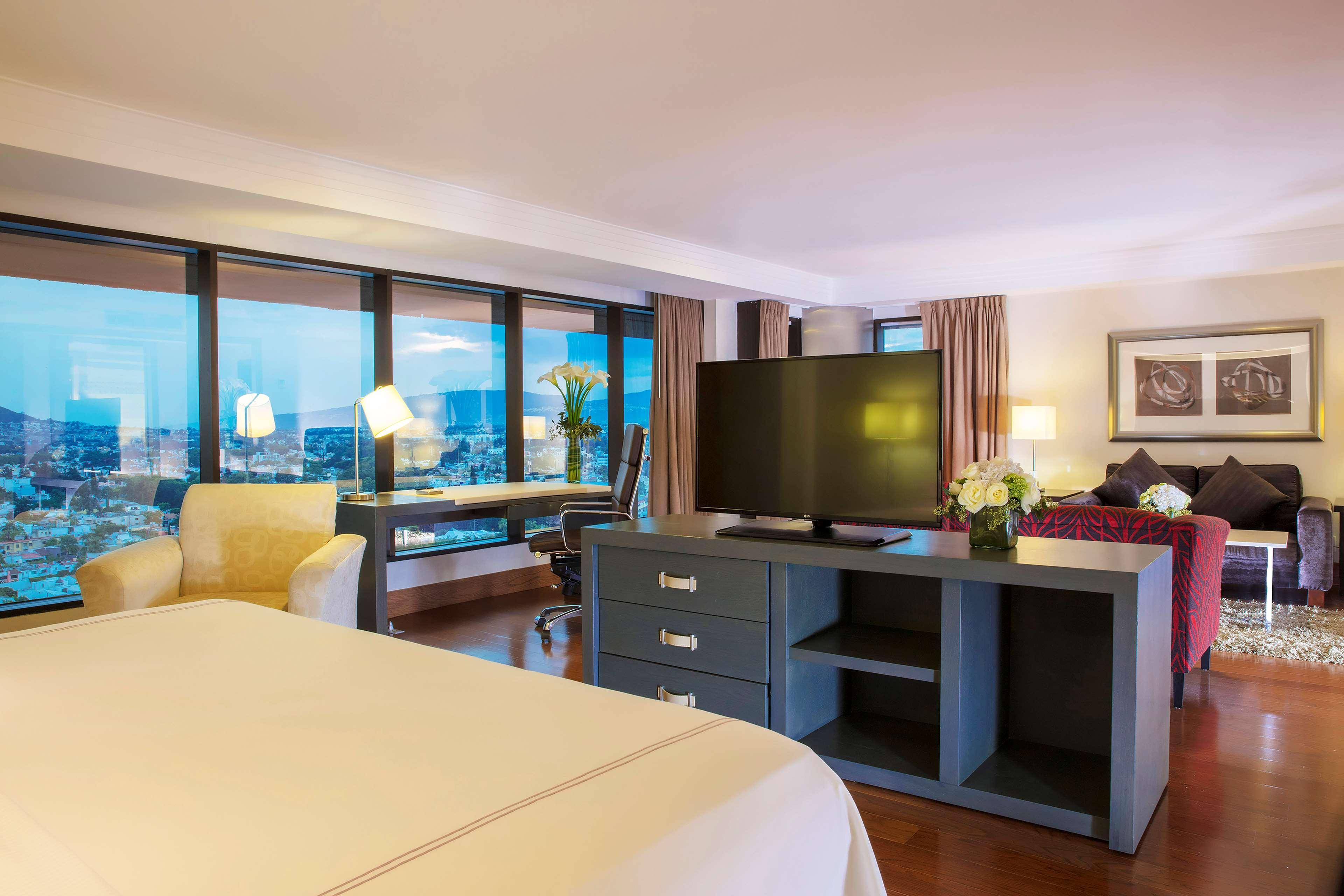 Отель Barcelo Гвадалахара Экстерьер фото Suite at the hotel