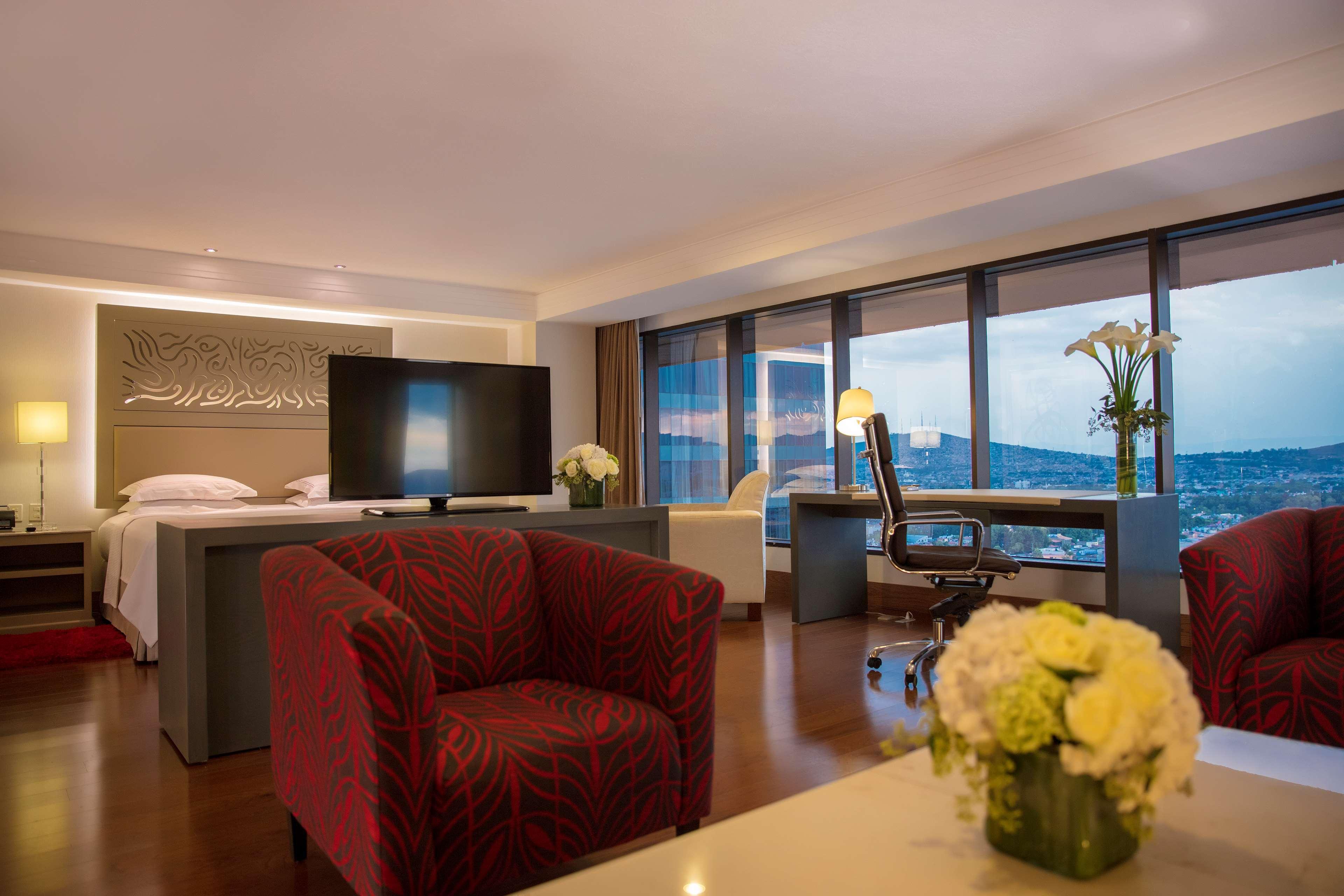 Отель Barcelo Гвадалахара Экстерьер фото Suite at the hotel