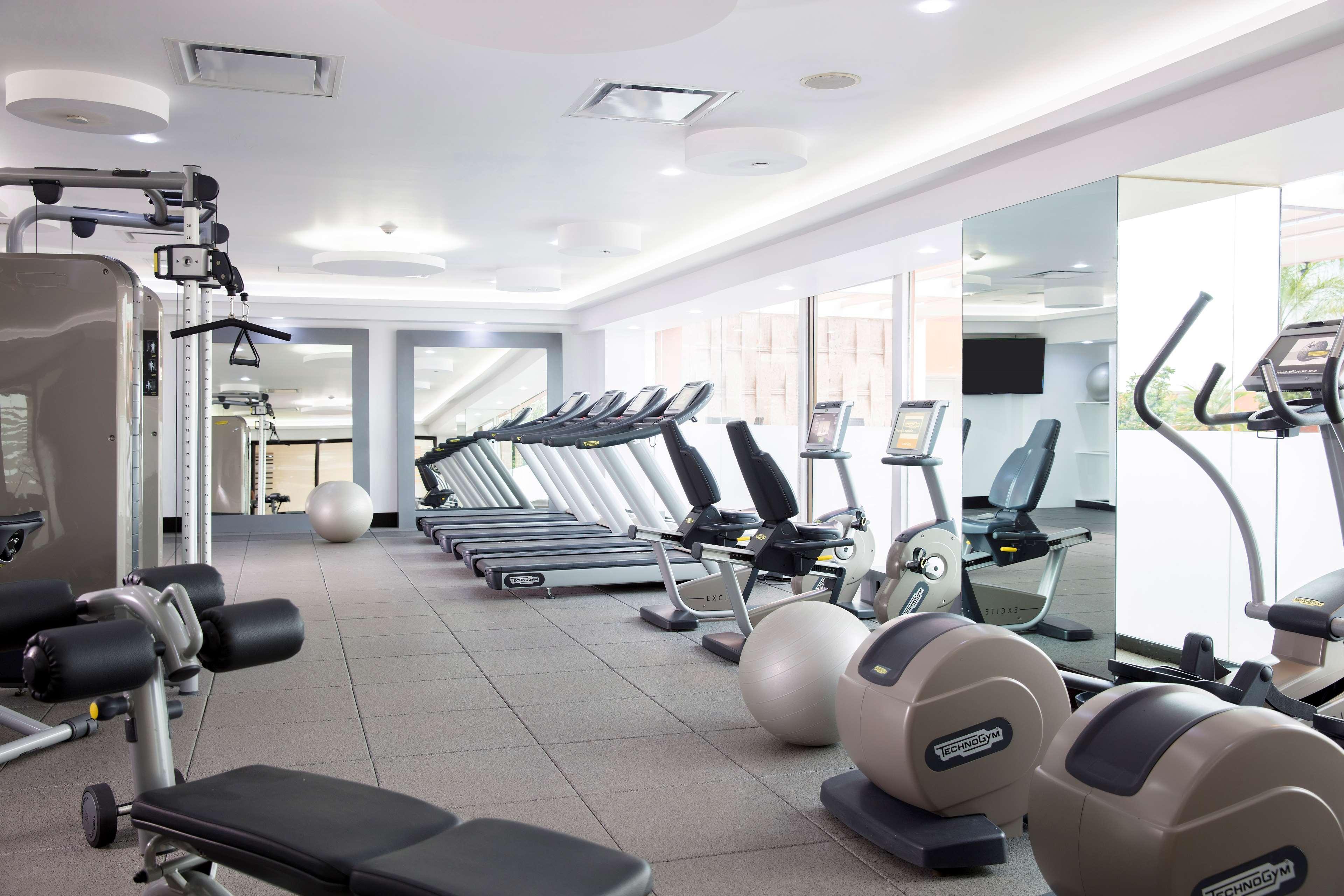 Отель Barcelo Гвадалахара Экстерьер фото A gym in a hotel