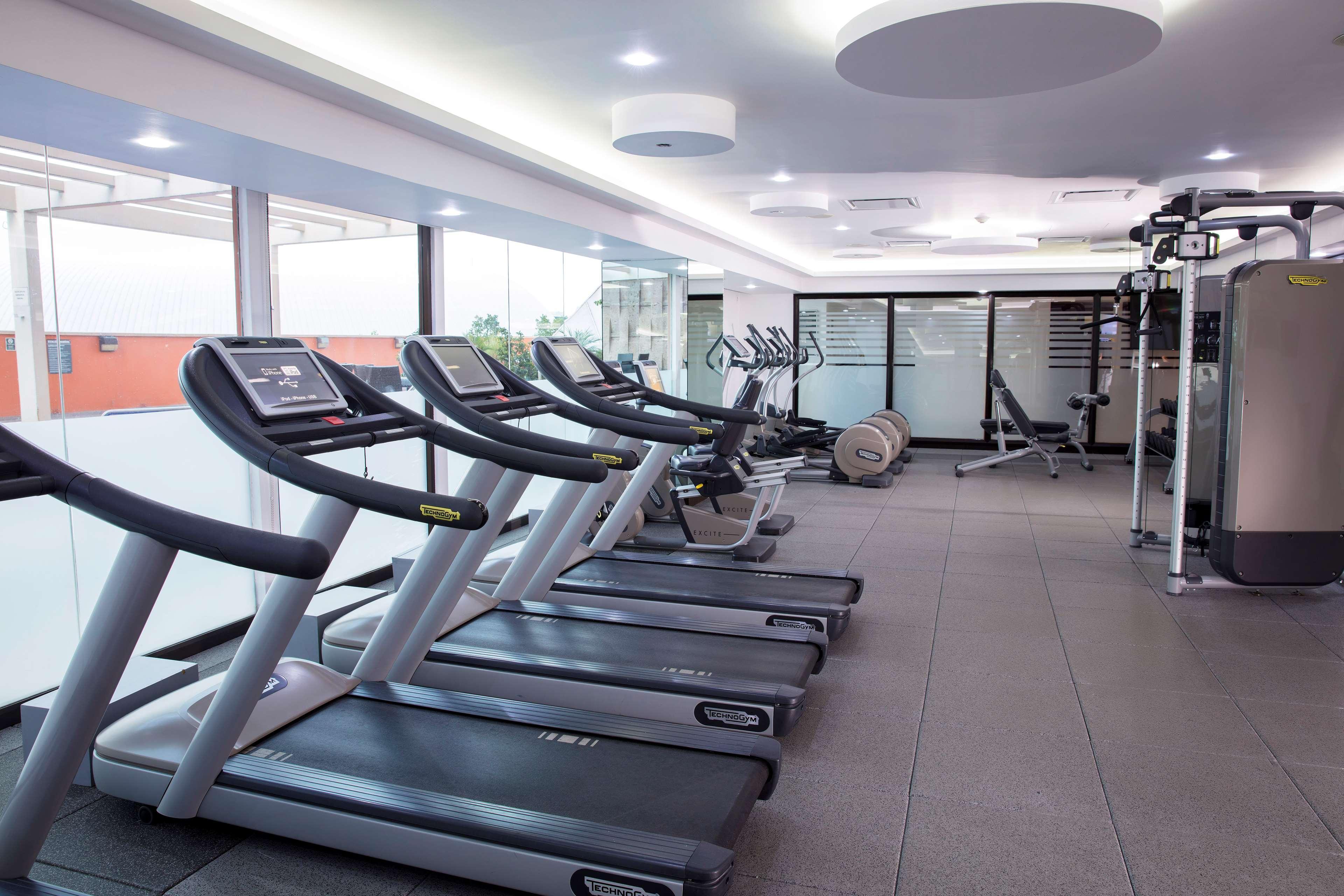 Отель Barcelo Гвадалахара Экстерьер фото The gym at the hotel
