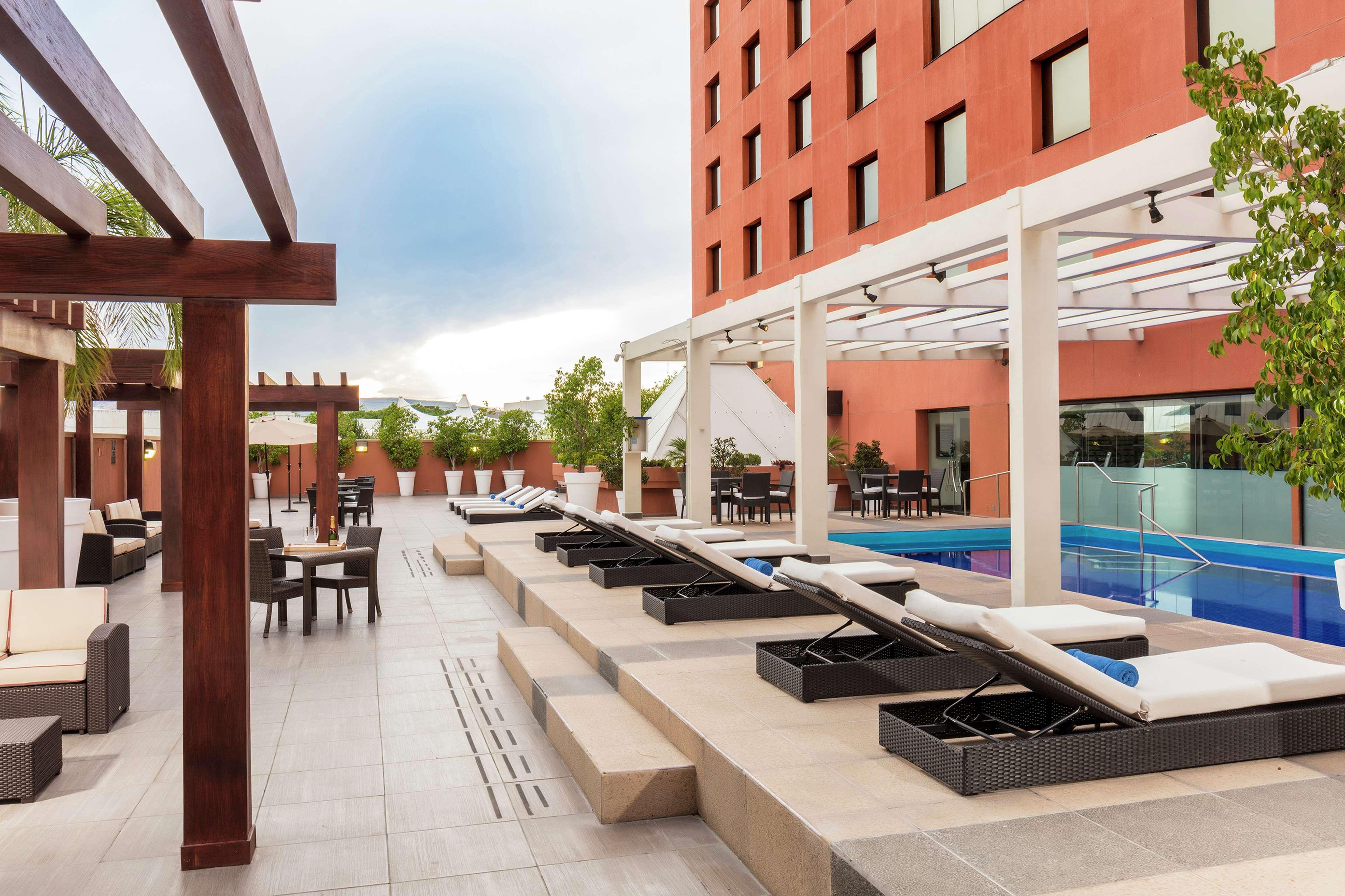 Отель Barcelo Гвадалахара Экстерьер фото The rooftop pool at the hotel