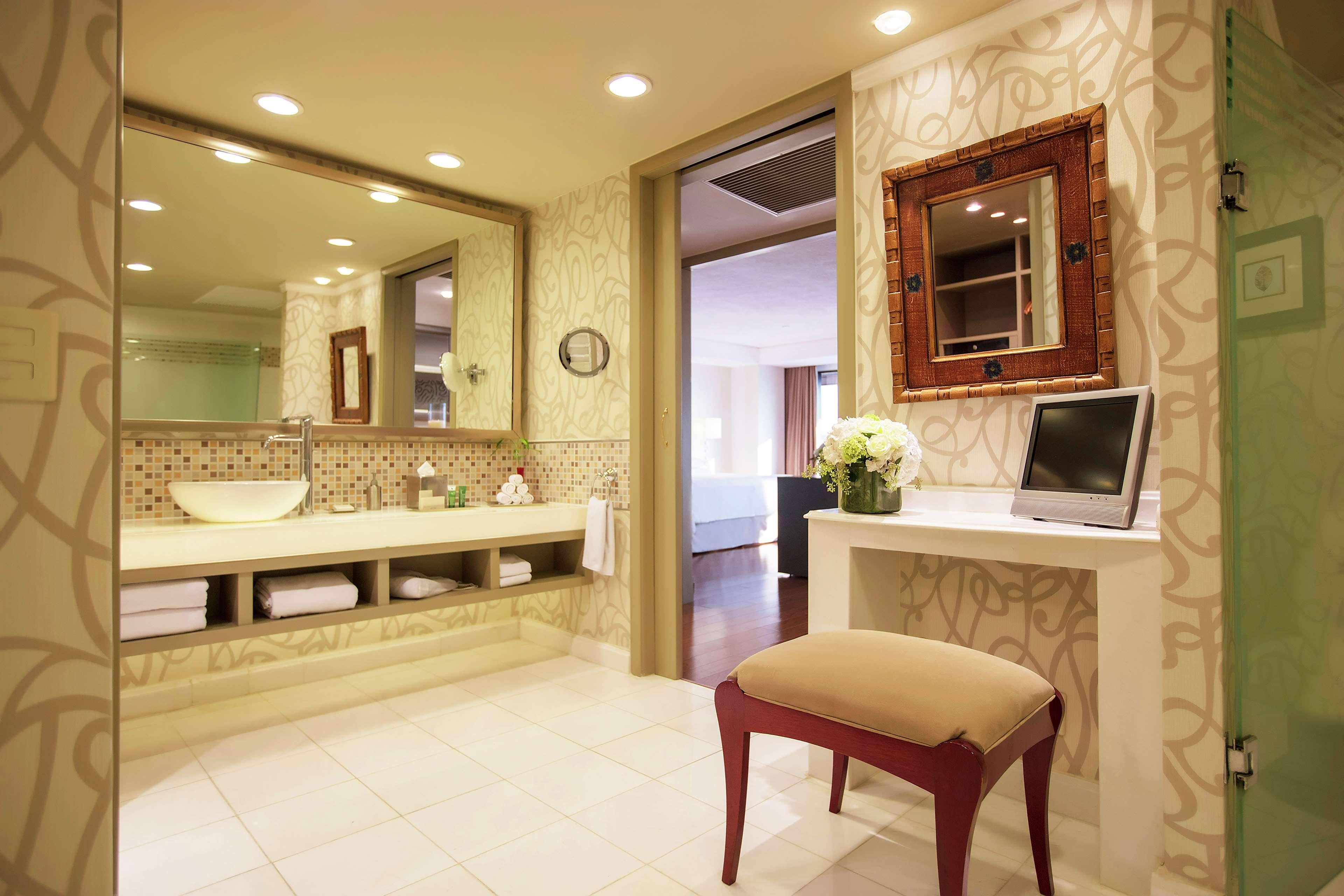 Отель Barcelo Гвадалахара Экстерьер фото Bathroom