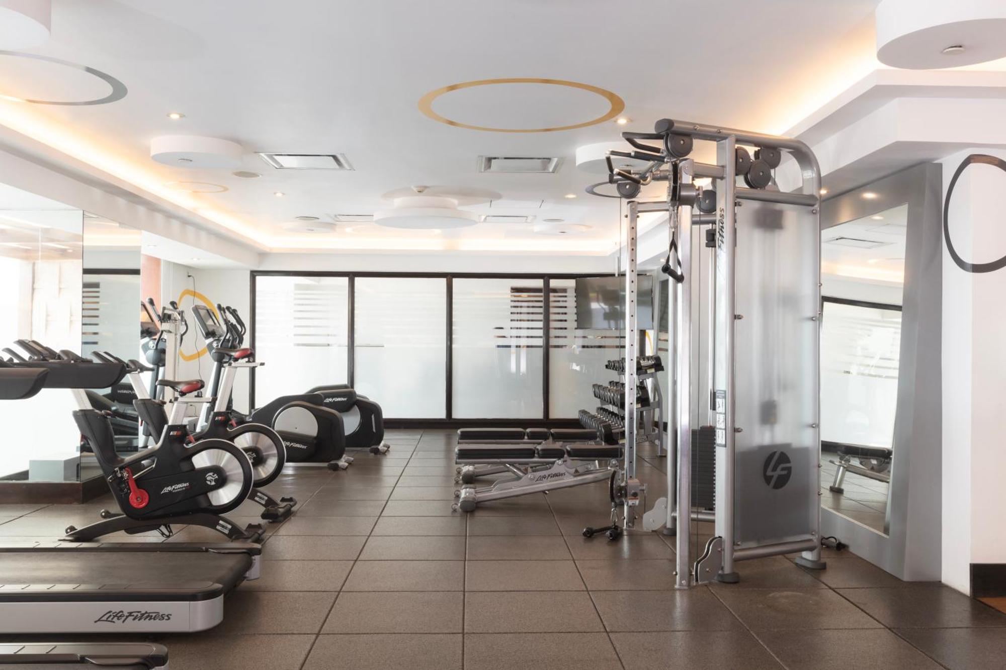 Отель Barcelo Гвадалахара Экстерьер фото The gym at the hotel