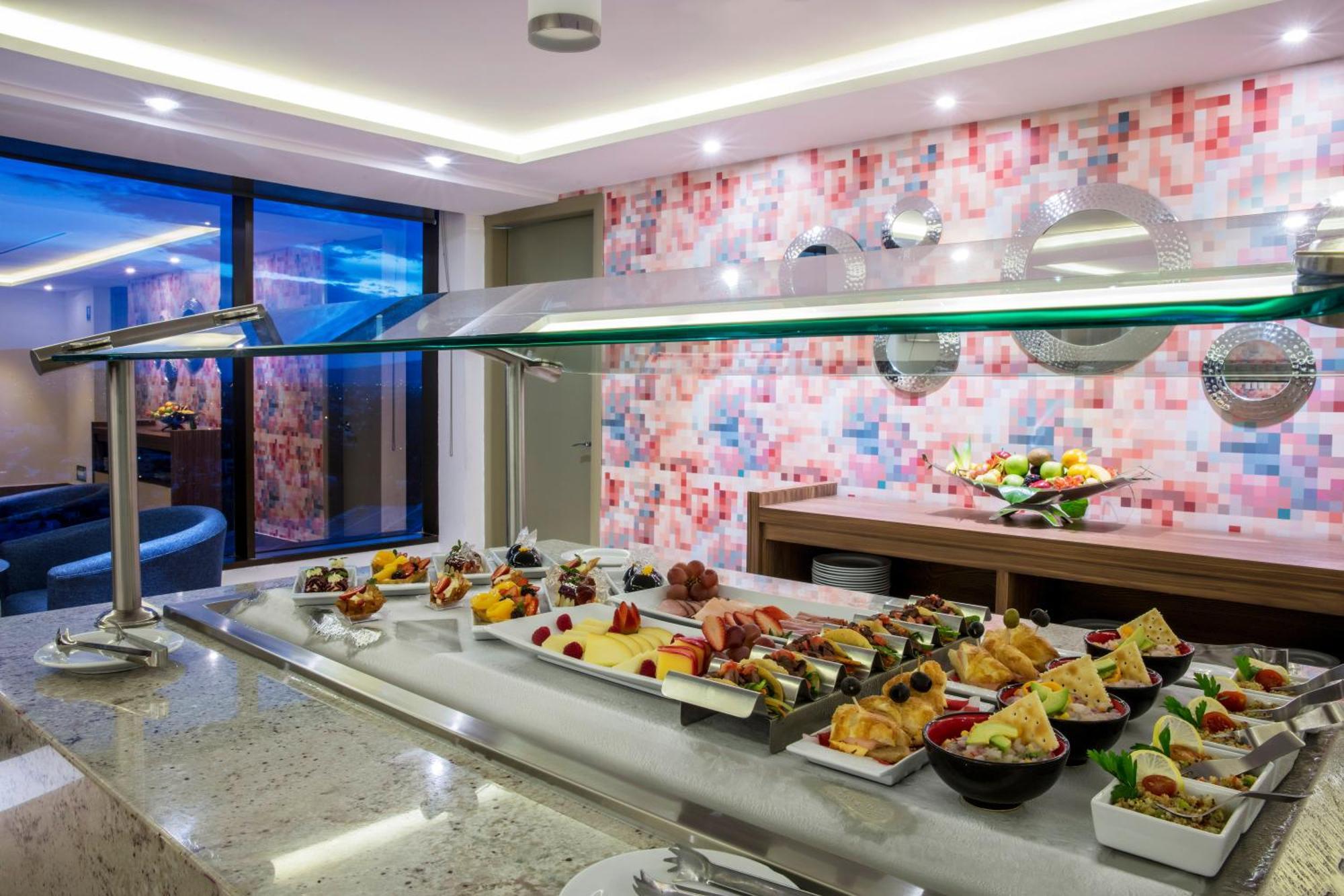 Отель Barcelo Гвадалахара Экстерьер фото A buffet at a hotel